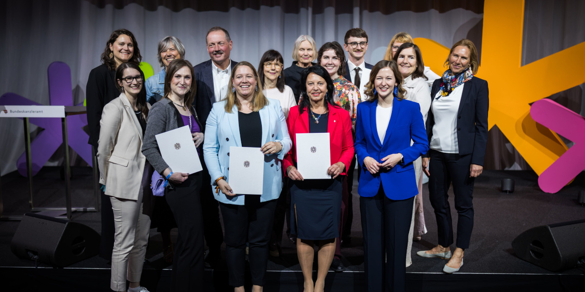 Europaministerin Claudia Plakolm mit den Preisträgerinnen und Preisträgern in den 5 Kategorien des Europa-Staatspreises 2025