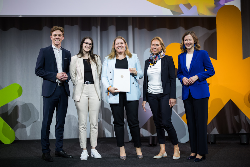 Foto: Preisträgerinnen des Europa-Staatspreis 2025 in der Kategorie "Europa erklären" mit Bundesministerin Claudia Plakolm